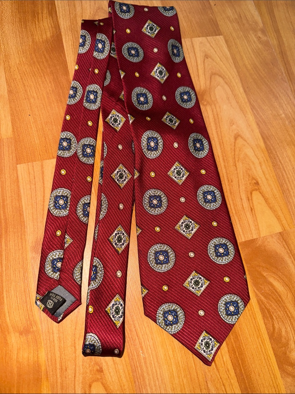 Vakko men’s red tie abstract pattern‎ GUC! Casual attire pure silk